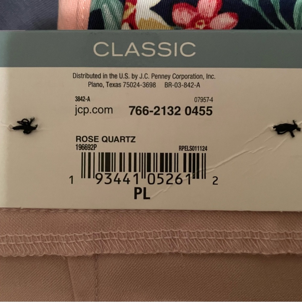 Liz Claiborne Women’s Shorts. Color soft pink. Brand new. Size petite large - Picture 4 of 8